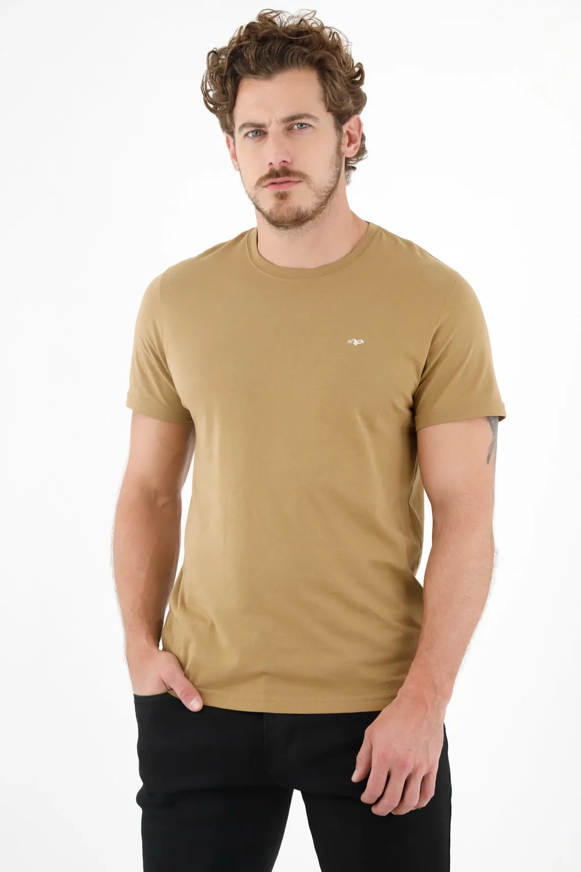 Camiseta café con mini bordado para hombre