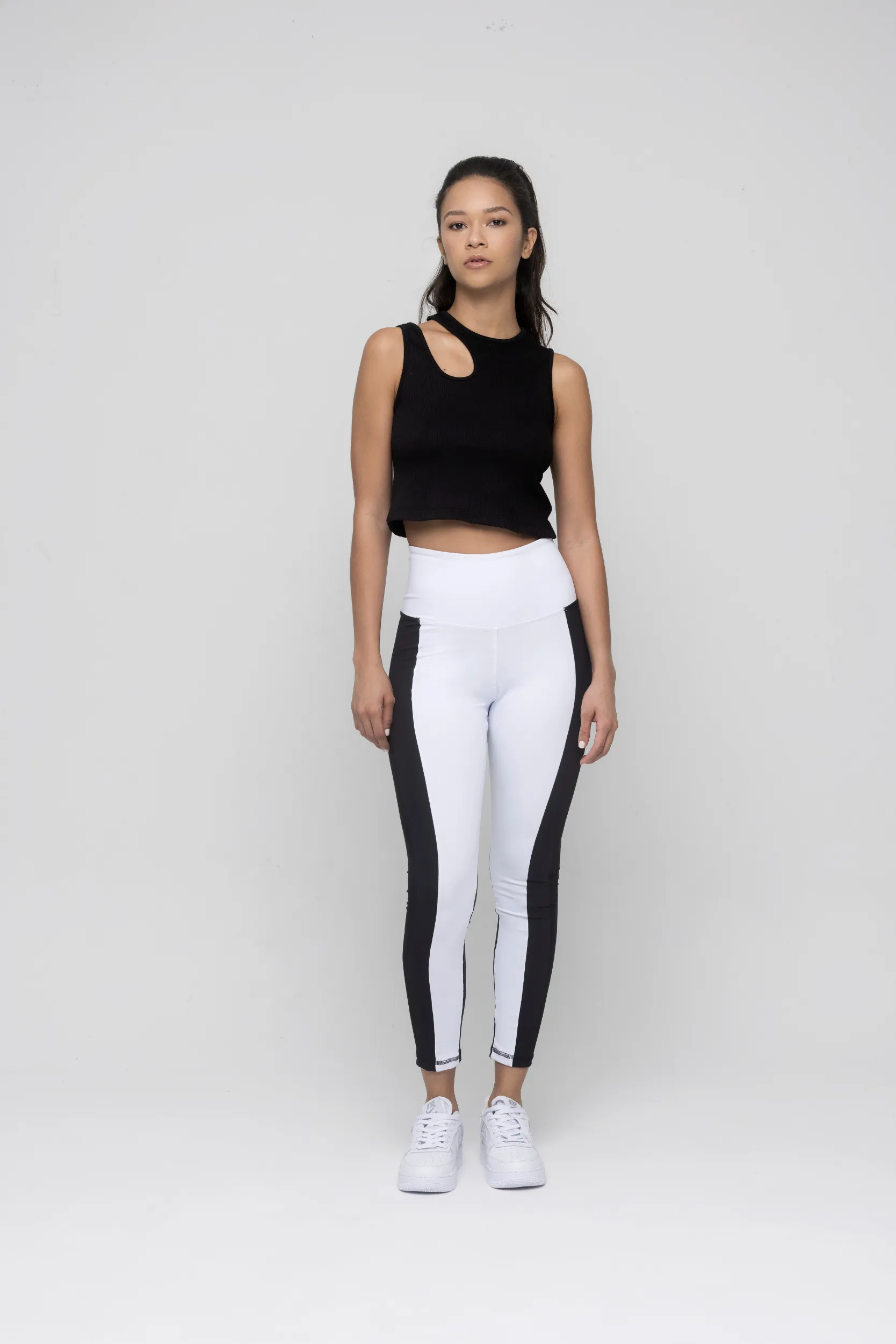 Crop top rib con detalle en hombro