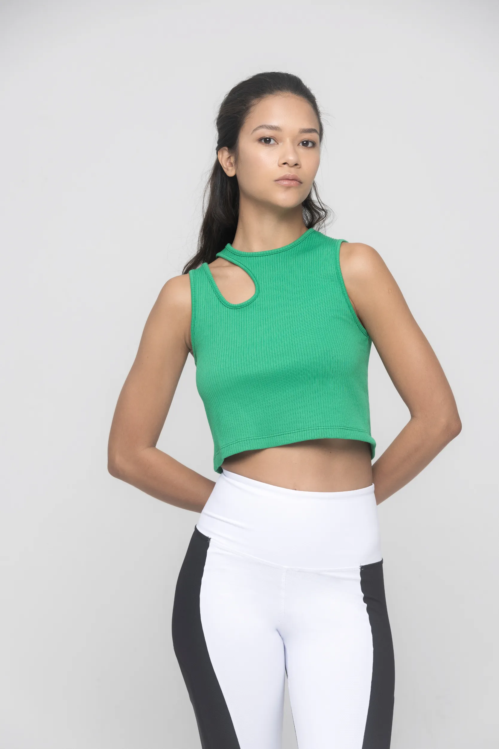 Crop top rib con detalle en hombro