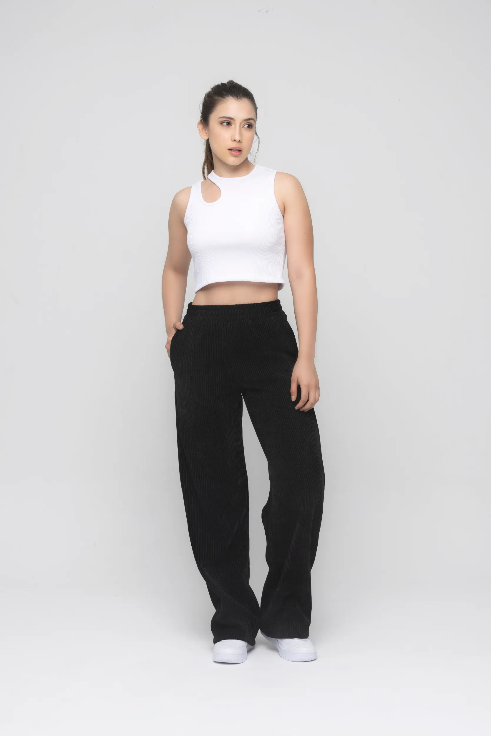 Crop top rib con detalle en hombro