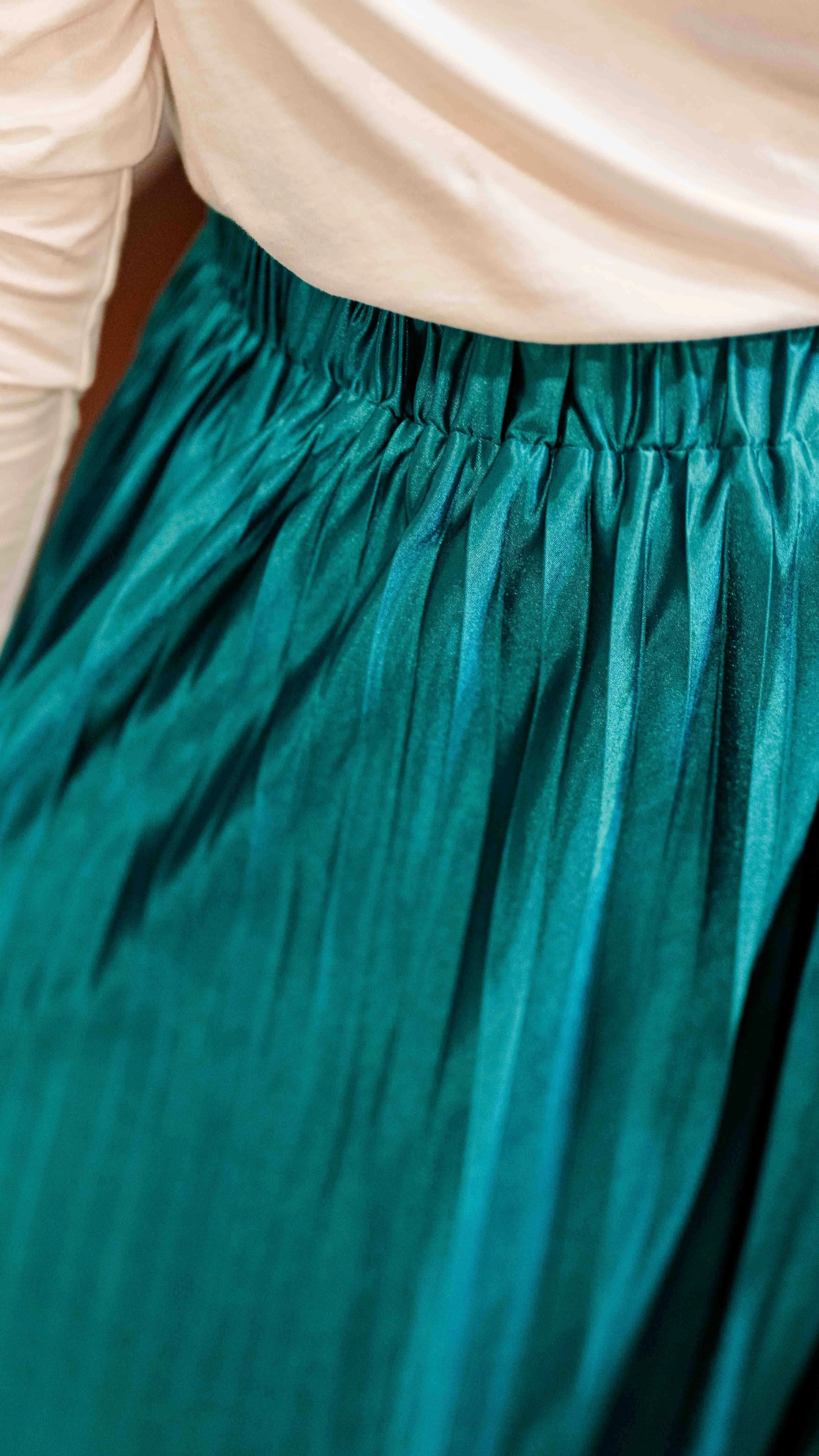 Pleated Elastic Waist Midi Skirt